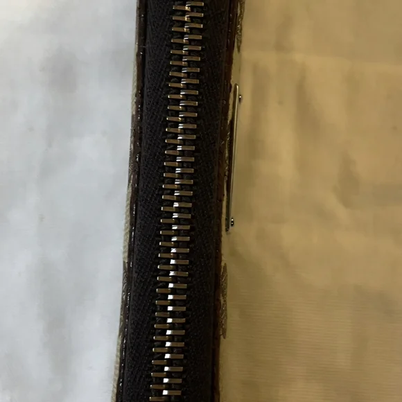 Gucci Brown Monogram Wallet - Picture 3 of 10